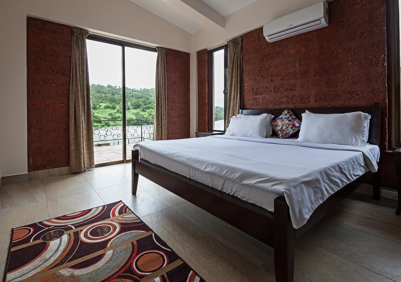 Stayvista'S Shivom Villa 5 - A Serene Escape With Views Of The Valley And Lake 罗纳瓦拉 外观 照片